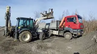 Załadunek wywrotki koparko ładowarka terex 860