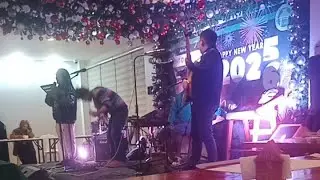 Taga Montaniosa is liveSING ALONG AT MOUNT DATA HOTEL