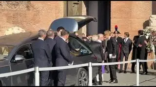 Valentino, cuscino di rose bianche sul feretro e applausi all'uscita