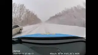 В ВКО Toyota чуть не врезалась в автомобиль полицейских во время обгона