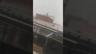 So sieht eine Baustelle im Winter aus, Arbeit auf dem Baustelle bei minus Grad