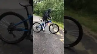 Dummer Junge versucht einen Wheele
