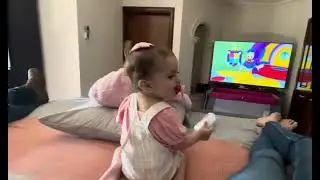 Emma ama la canci&oacute;n de Mickey Mouse