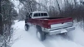 squarebody chevy playin in the snow