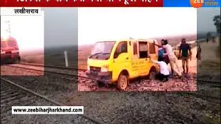 पटरियों के बीच फंसी स्कूल वैन, तभी आ गई ट्रेन