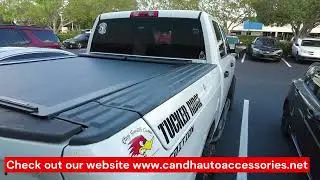 Roll n Lock серии M на Ram 1500 с Rambox, совместимым с Black Rails от C&H Auto Accessories