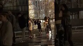 Girls waiting vor Live Show in Hudson Yard NYC M&auml;dels warten Live Shows NY девочки у входа на шоу