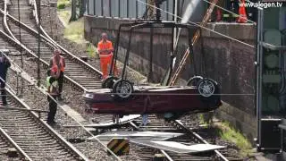 Siegen: Spektakul&auml;rer Unfall am Bahnhof - Cabrio st&uuml;rzt auf Bahngleise