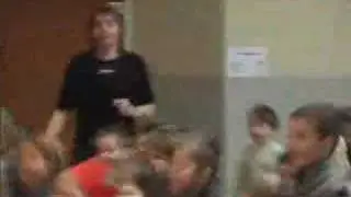 kleuters jumpen in Stella Maris Nieuwpoort