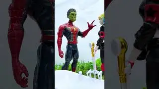 Halley Quinn Helps Spider Man Choose a Head and Ending | Marvel Toys