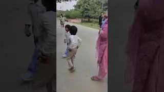 बच्चों के साथ पार्क में मस्ती