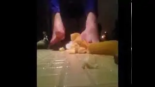 Stefania Feet Crushing Food (Calpesto Cibo)