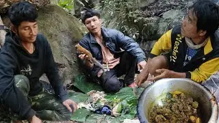 The Karen people's bird curry cooked in the forest is delicious.