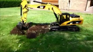 Cat 329 Bagger Modell gegen Baumwurzel Modellbau XXL 1:4 RC-Bagger