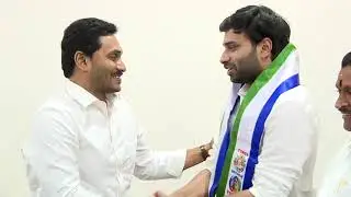 Devineni Avinash meets AP CM YS Jagan and Joined in YSRCP || Tadepalli
