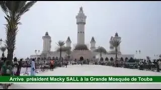 Pourquoi Pr.Macky Sall a marché avec  ses chaussures dans la mosquée de Touba