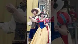 Snow White and Prince Disneyland Parade #disney #disneyland #christmasparade