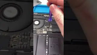 MacBook Pro 2018 года не очень-то &laquo;профессиональный&raquo; ремонт&hellip; Зачем клей? #Shorts