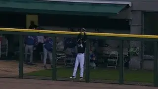 TEX@CWS: Dye makes catch against wall during no-no