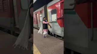 DDLJ train scene kitna filmy tha ye 🙈🙈 #pragatidubey #ddlj #train #ddljforever