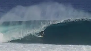 Tubazo de Jonathan Gubbins en Desert Point