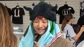 250920 Вид на стенд с мерчем на концерте G-DRAGON 지드래곤 в Париже (Франция) на La Defense Arena 2025