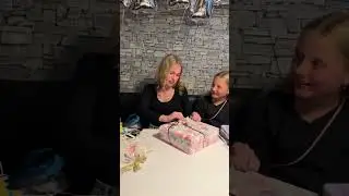 Emma&lsquo;s Reaktion auf Ihr Geburtstagsgeschenk 🎁 #shortvideo #freude