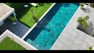 Piscine design avec carrelage bleu profond