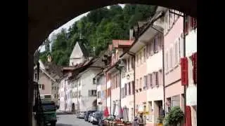 Saint-Ursanne. La vieille ville et la collégiale.
