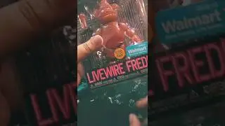 unboxing live wire toy Freddy!!!!!
