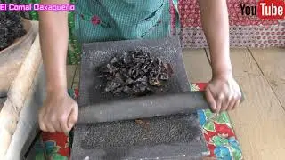 Preparando un exquisito y delicioso mole de Guajolote para el dia de muertos