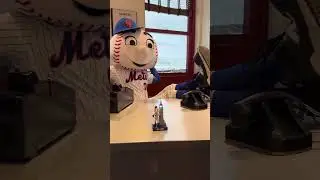 Mr. Met snuck around the Empire State building 😮 (via @mets/IG