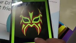mostrando como cortar logotipos de antifaz para mini mascaras de luchadores custom