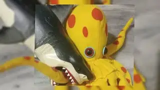 shark eating octopus Toyrus shark toys fun #toyrus #sharktoys #octopuseating #sharkeating