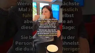 Ich &ouml;ffne die Augen und sehe wei&szlig;e Fliesen vor mir
