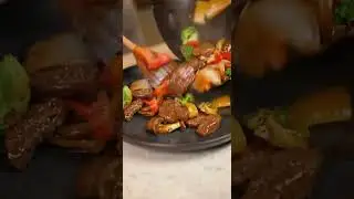 A Cat Cooking [Black Pepper Beef Stir-Fry with Vegetables]