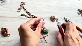 Organic framing for unusual gems