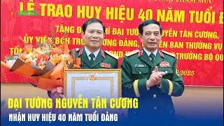 Đại tướng Nguyễn Tân Cương nhận Huy hiệu 40 năm tuổi Đảng