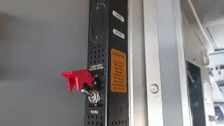 B737 Flight deck access switch - system