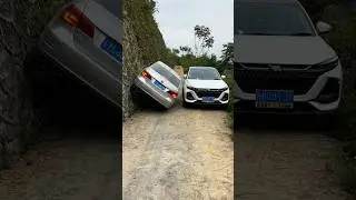 The key role of unilateral bridges, narrow road car meeting skills 😱 #viralvideo #narrowroad #skills