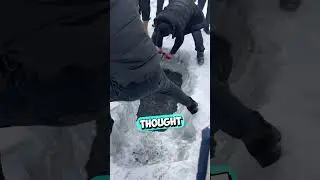 У них не было еды, поэтому они отправились ловить рыбу на замерзшее озеро 😳 #шорты