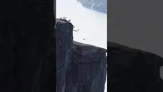 Fearless jump 😲 Shorts#short #paragliding #heightjump #fearless #jumpofmountain #amazingnature