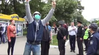 Marsul LGBT din Chisinau a fost salvat de protestatari agresivi