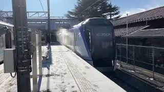 2026-1/25 09:30 中央線日野春駅 雪を巻き上げて通過する353