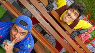 Luccas e Gi entram no por&atilde;o do HELLO NEIGHBOR