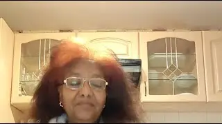 G Kif überträgt einen Livestream.