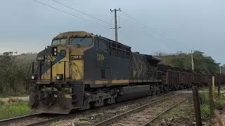 Trem de minério acelerando e passando pelo pátio de Marinhos.