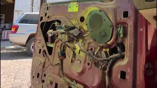 Cómo quitar el panel de la puerta de una Ford Expedition (1996-2002)