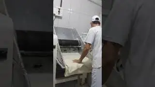 Cilindrando a massa de Média,ou pão de sal