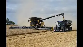La CR11, nouvelle moissonneuse-batteuse de New Holland, en d&eacute;monstration en Eure-et-Loir